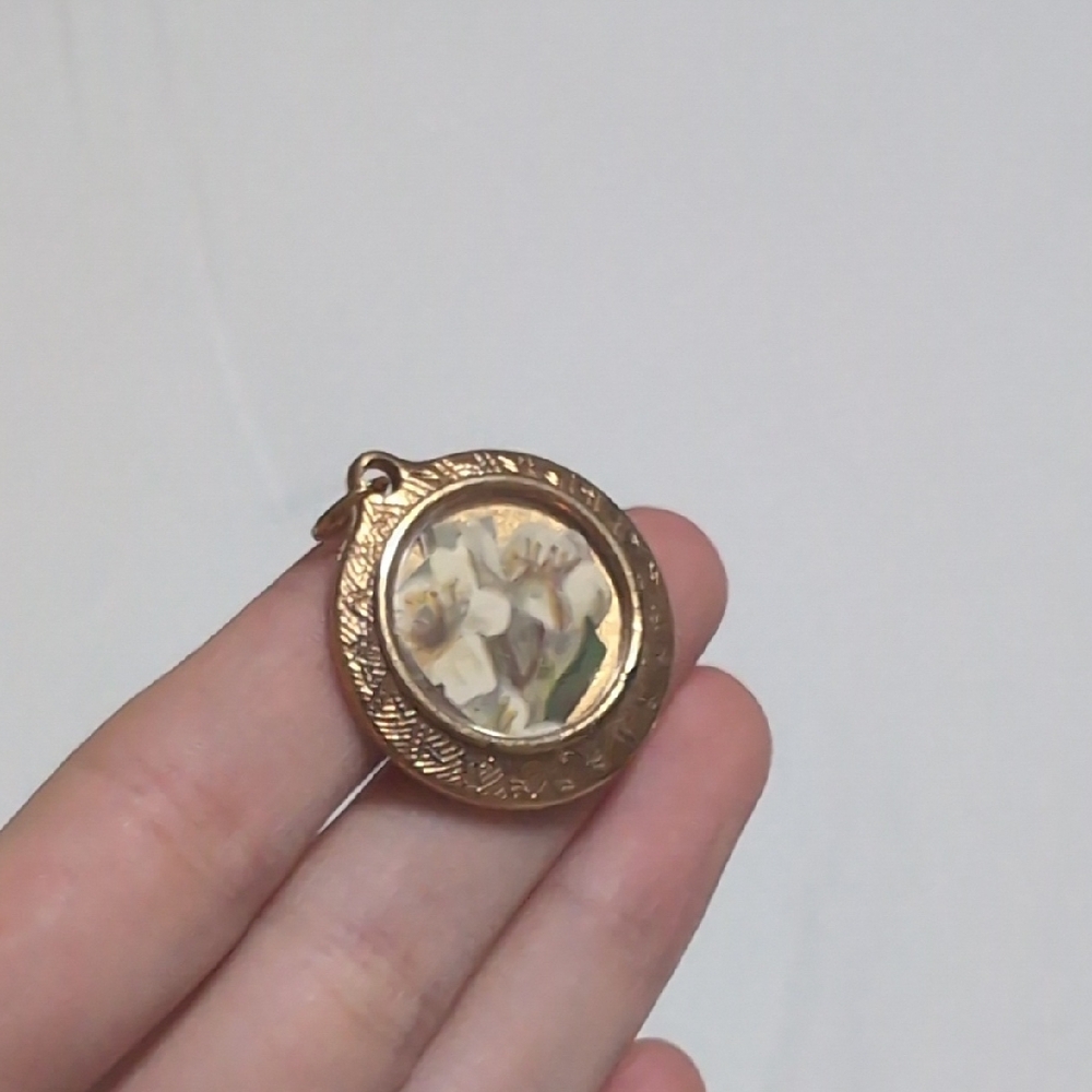Gold Floral Round Locket Pendant - Unbranded